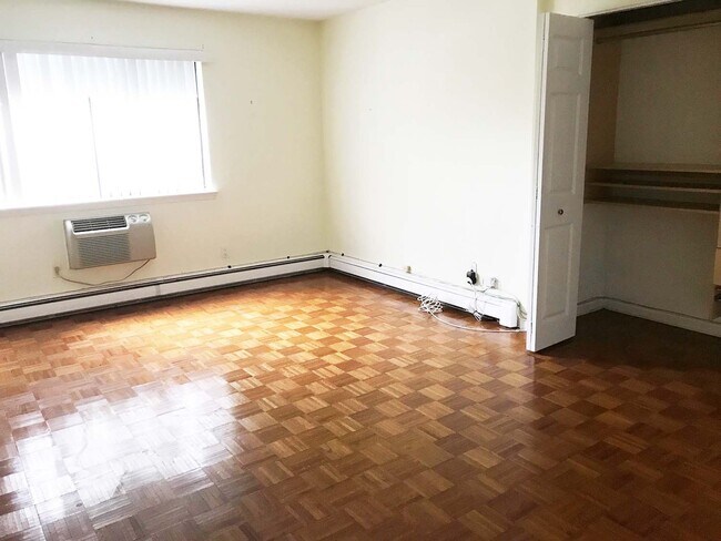 Building Photo - 1 Briarcliff Dr S