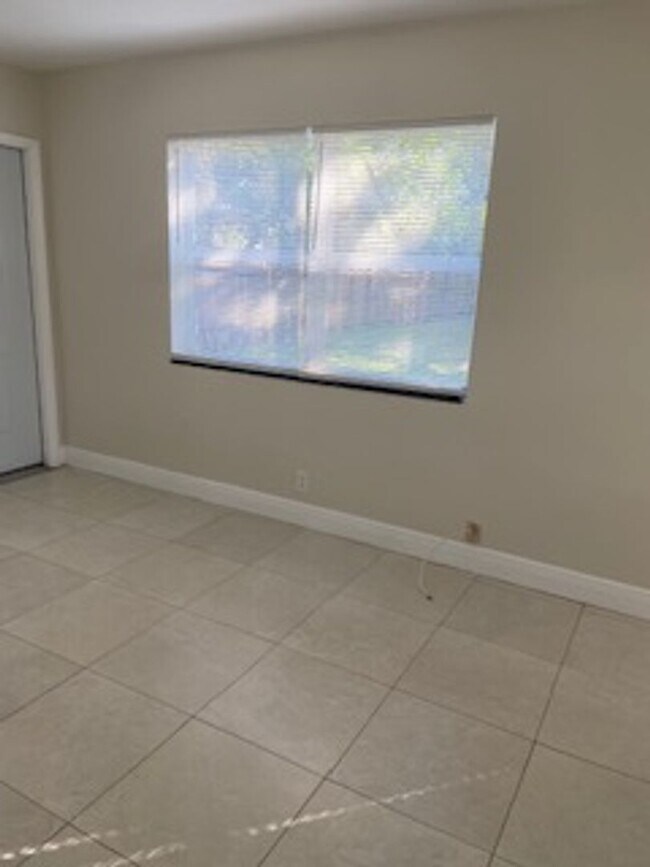 Building Photo - 702