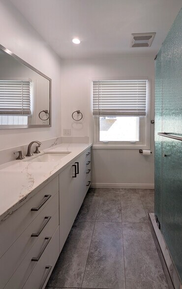 Master Bath - 16955 Bassett St