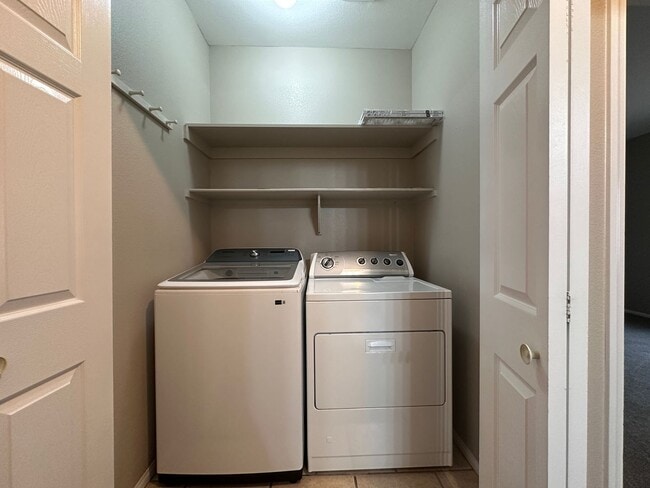 Building Photo - Spacious single story home w/3 beds, 2 bath, den, 2 car garage, near everything.