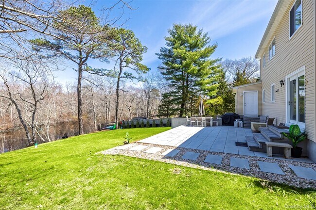 Building Photo - 371 S River Rd