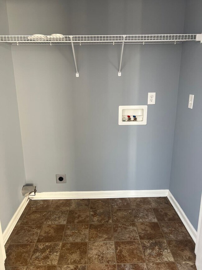 Building Photo - Great location! Close to Everything!