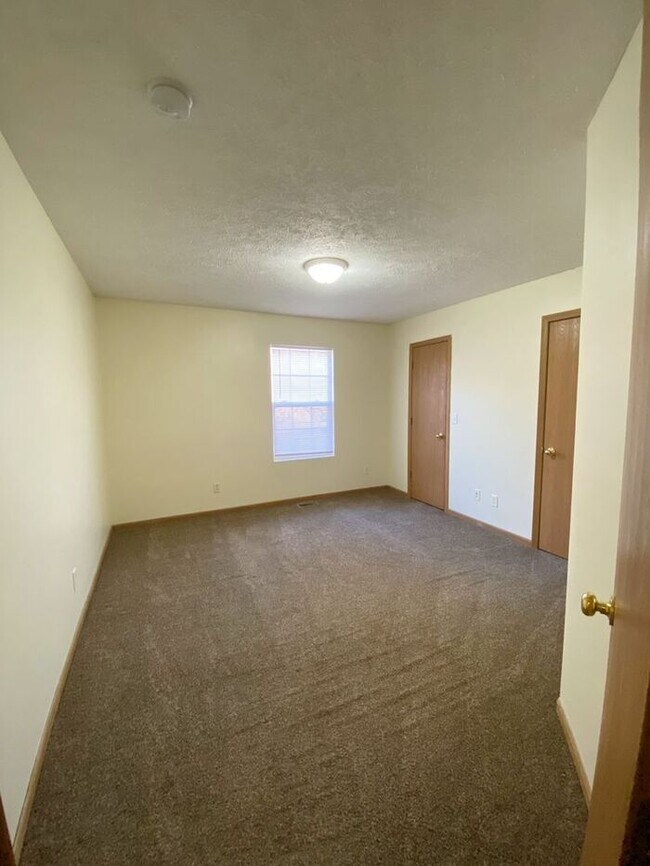 Building Photo - Collett Meadows - Large open floor plan, 4 bedroom Home with 2 baths - PETS WELCOME!