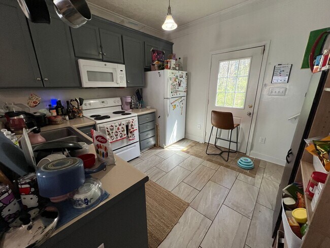 Building Photo - 4 Bedroom/4 Bathroom House!