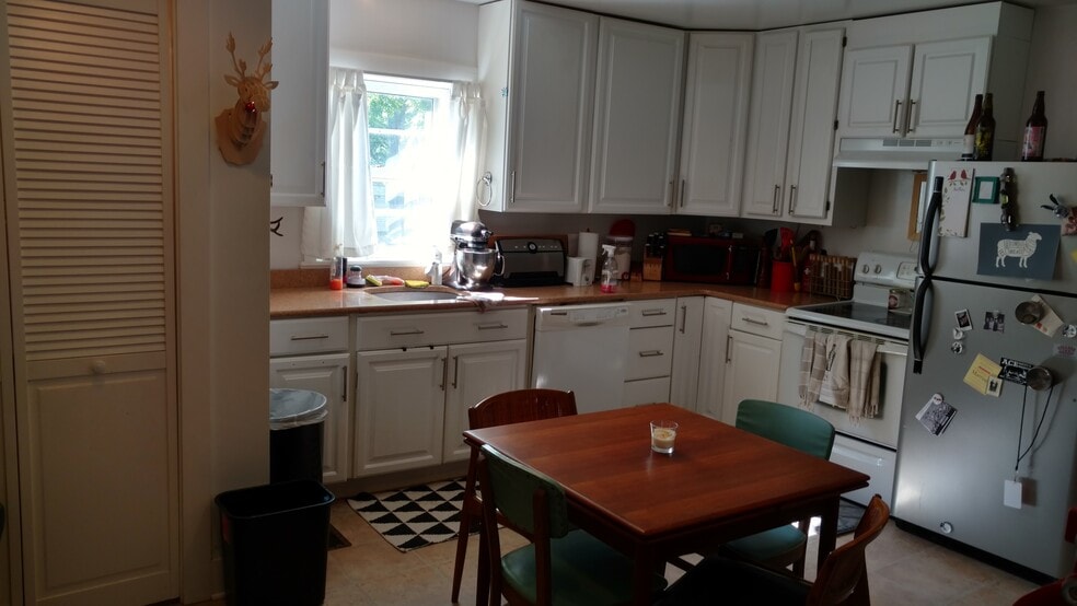 Kitchen w/table - 611 Bolling Ave