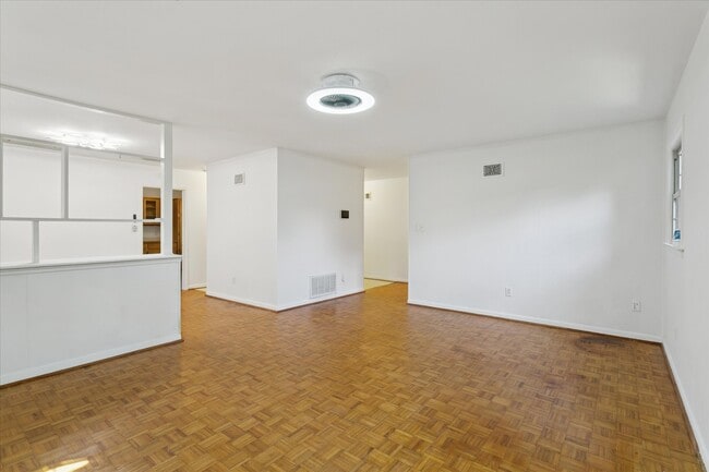 Building Photo - 700 Pelham Dr