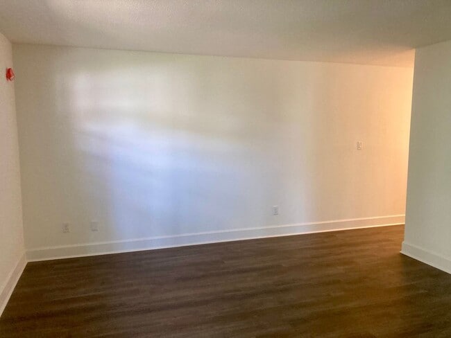 Building Photo - 2 bedroom, 2 bath condo ready to go!