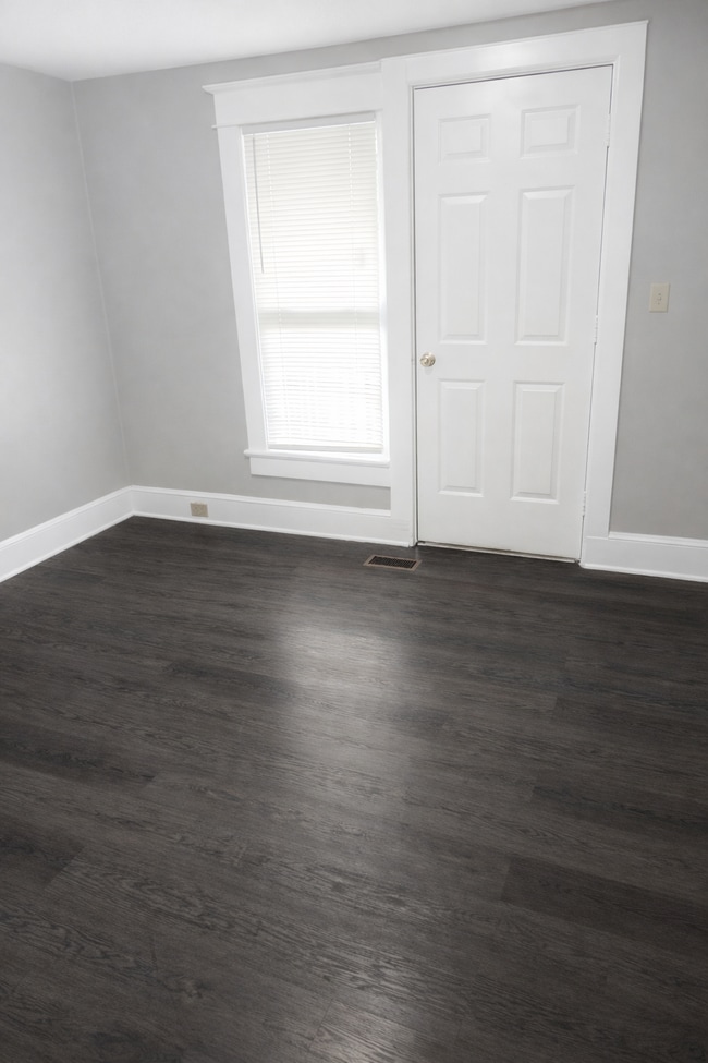 Building Photo - 1827 1st Ave NW