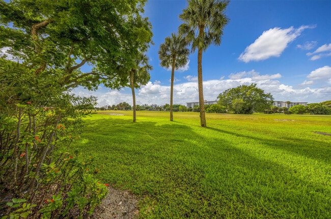 Building Photo - 2850 N Palm Aire Dr