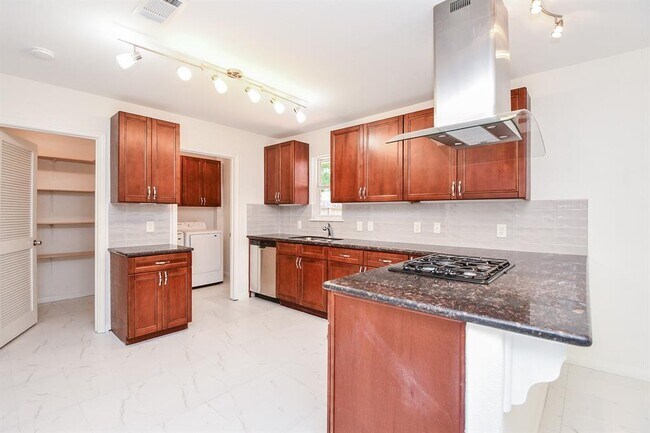 Building Photo - 9806 Larston St