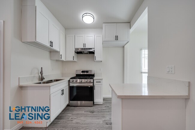 Building Photo - 402 N Coronado St