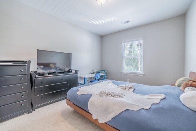 Building Photo - Coming Available! 3 Bedroom, 2.5 Bath Townhome!