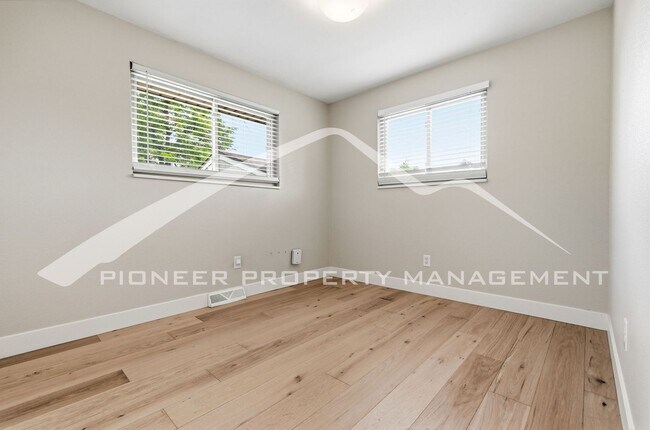 Building Photo - Spacious Duplex with Central AC and Washer/Dryer