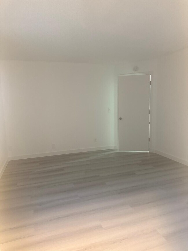 Building Photo - 3037 NW 92nd Ave