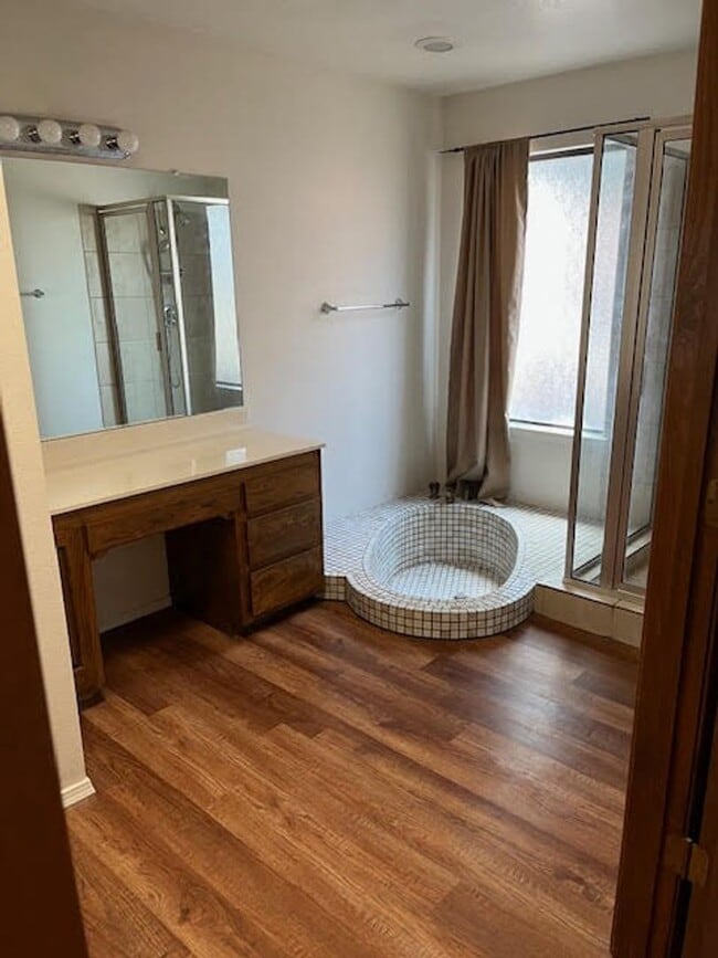 Building Photo - *************REDUCED and READY ******* Townhouse all one level, three bedrooms, two full bathroom...