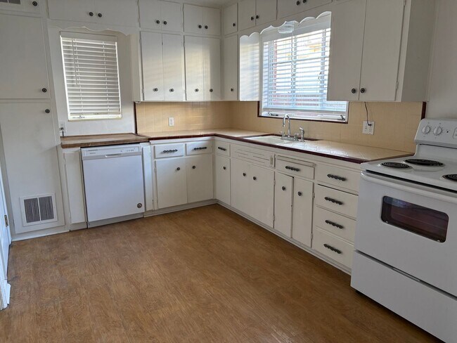 Building Photo - 2 bedroom, 1 bathroom house near Universit...