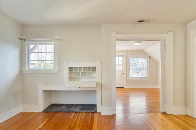 Building Photo - Charming, vintage 2-bdrm/1-bath upper in Richmond neighborhood. W/D, storage, off-street parking