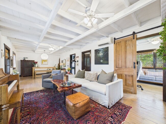 Building Photo - COMING SOON! Charming Cottage in the Center of Town