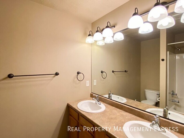 Building Photo - 3 Bedroom 2 Bathroom Townhome in SW Sioux Falls