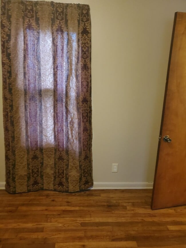 Building Photo - 3 Bed 1 Bath, Washer Dryer Hookup , Fenced in yard $1300 , $2800 to move in