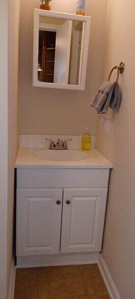 Firs floor full bath - 705 Elsom St