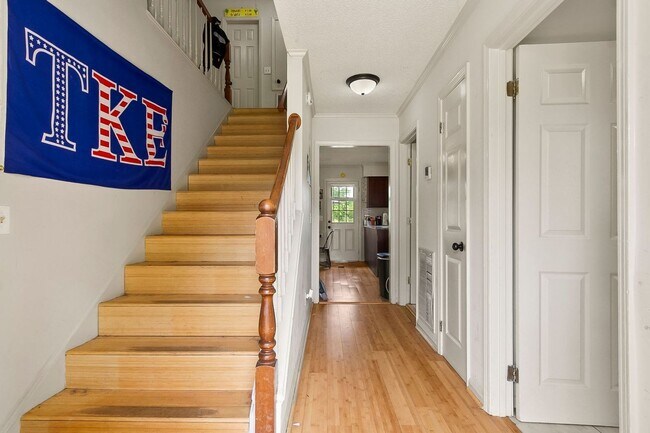Building Photo - 1414 Caplewood Dr