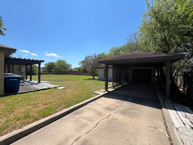Building Photo - HOUSE AND BACK APARTMENT ON LARGE LOT!!