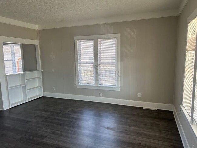 Building Photo - 304 E Monroe St Buckner MO 64016 - 4 bed/ ...