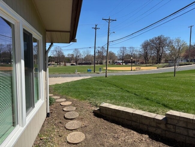 Building Photo - Available NOW! Gorgeous 3BR/2 BA Unit in Hastings!