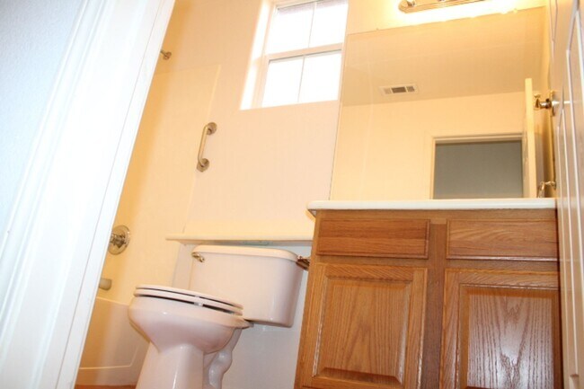 Building Photo - 524 Rosewood Ln