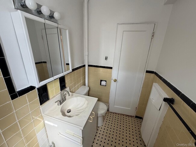 Building Photo - 105-38 63rd Dr