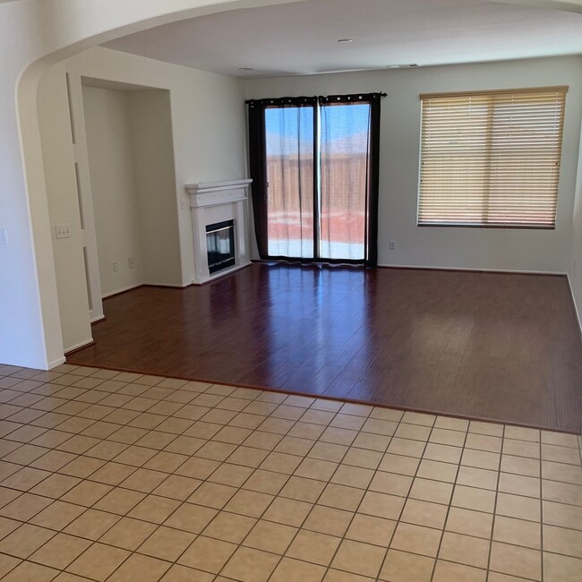 Building Photo - 4 BEDROOM VICTORVILLE HOME