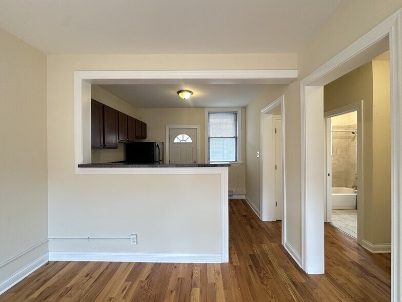 Building Photo - 4211 N Wolcott Ave