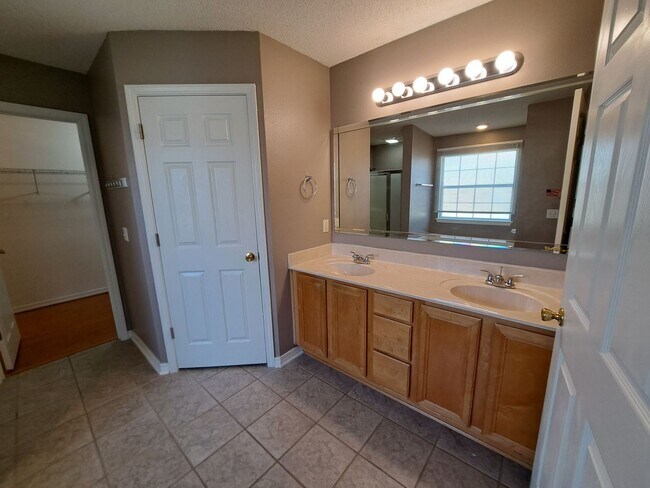 Building Photo - 4BR/3BA with privacy fenced backyard