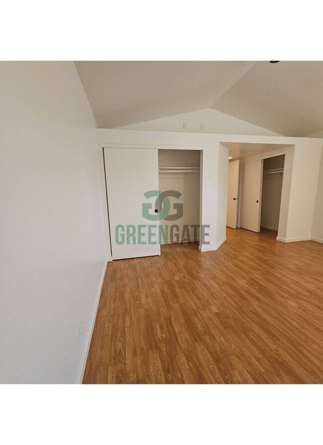 Building Photo - Beautiful 3 BEDROOM 2.5 BATH HOME IN MODES...