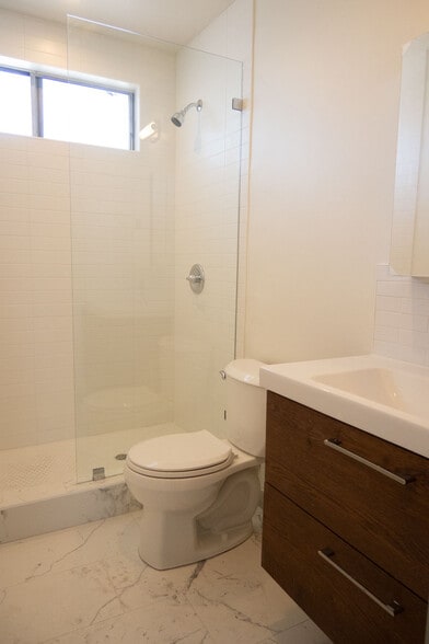 Building Photo - Carlyle Apartments