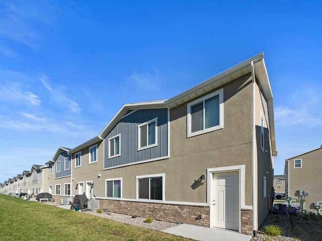 Building Photo - Spacious 3 Bed/2.5 Bath Townhome in Magna Community!