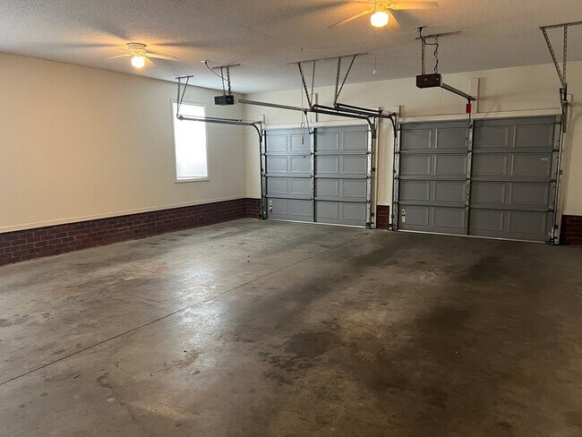 Building Photo - 325 Trailwood Dr