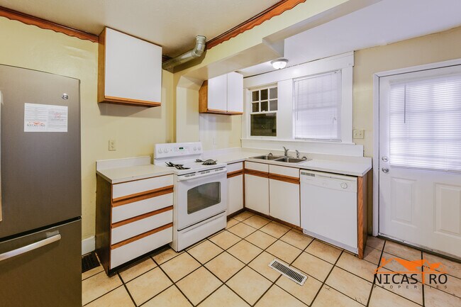 Building Photo - 2097 Summit St