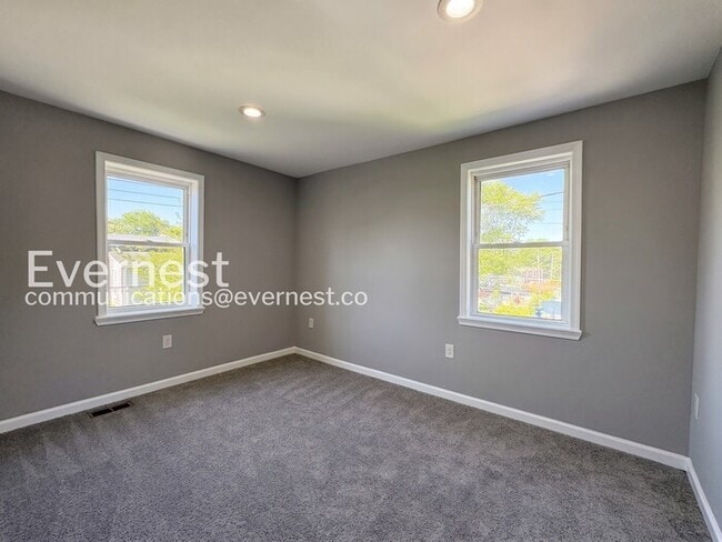 Building Photo - 3 Bed/1.5 Bath Townhome with fenced yard and deck/ Available Now!