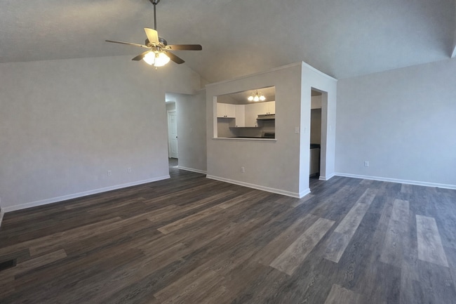 Building Photo - Spacious 3 Bedroom