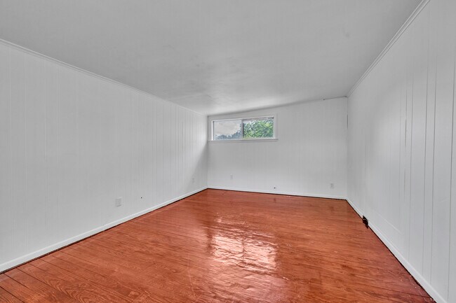 Building Photo - 204 3rd Ave