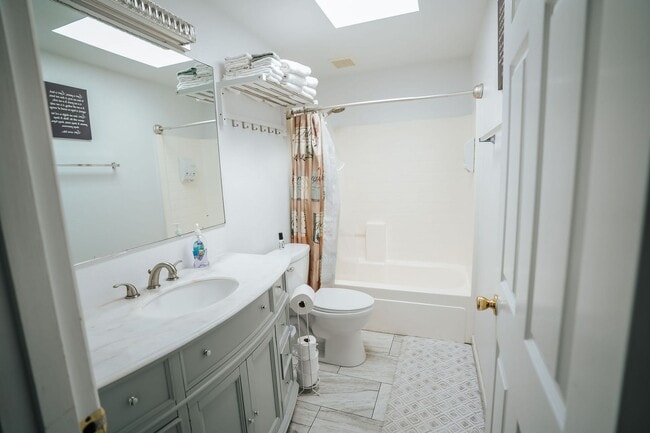 Building Photo - 4190 Hillside Ct