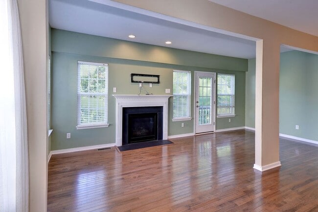 Building Photo - End unit Townhome in Riverwalk Townes