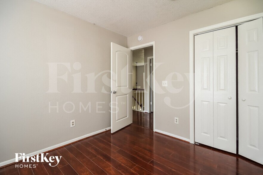 Building Photo - 4004 Ashwood Dr