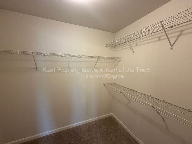 Building Photo - 3904 Vershire Ave