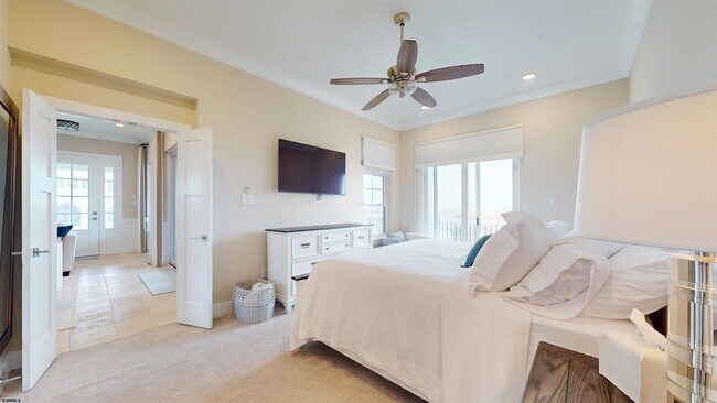 Building Photo - 404 21st St S