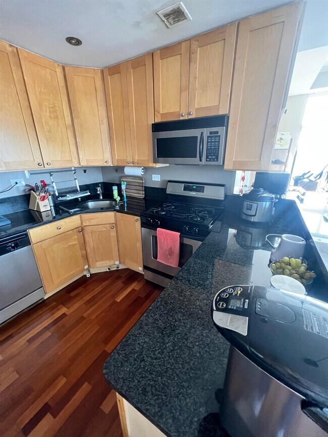 Building Photo - 700 1st St