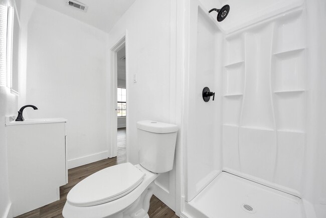 Building Photo - 1203 W 6th St