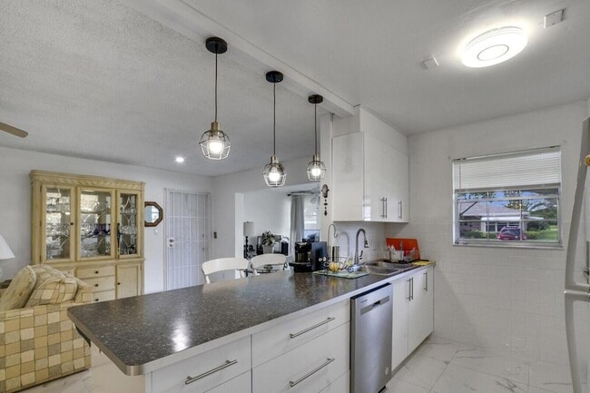 Building Photo - 1317 High Point Way SE